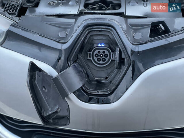 Серый Рено Зое, объемом двигателя 0 л и пробегом 104 тыс. км за 9700 $, фото 16 на Automoto.ua