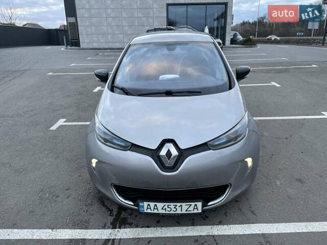 Серый Рено Зое, объемом двигателя 0 л и пробегом 104 тыс. км за 9700 $, фото 2 на Automoto.ua
