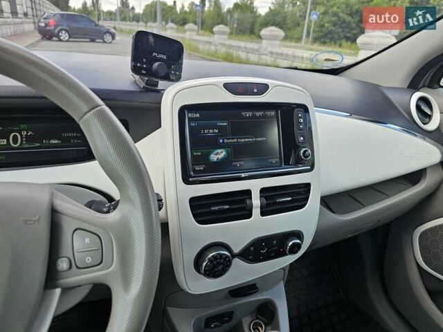 Серый Рено Зое, объемом двигателя 0 л и пробегом 135 тыс. км за 6300 $, фото 1 на Automoto.ua
