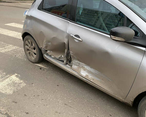 Серый Рено Зое, объемом двигателя 0 л и пробегом 87 тыс. км за 4700 $, фото 2 на Automoto.ua