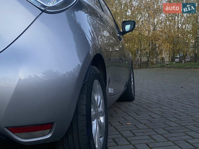 Серый Рено Зое, объемом двигателя 0 л и пробегом 90 тыс. км за 6390 $, фото 14 на Automoto.ua