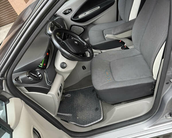 Серый Рено Зое, объемом двигателя 0 л и пробегом 75 тыс. км за 7350 $, фото 11 на Automoto.ua