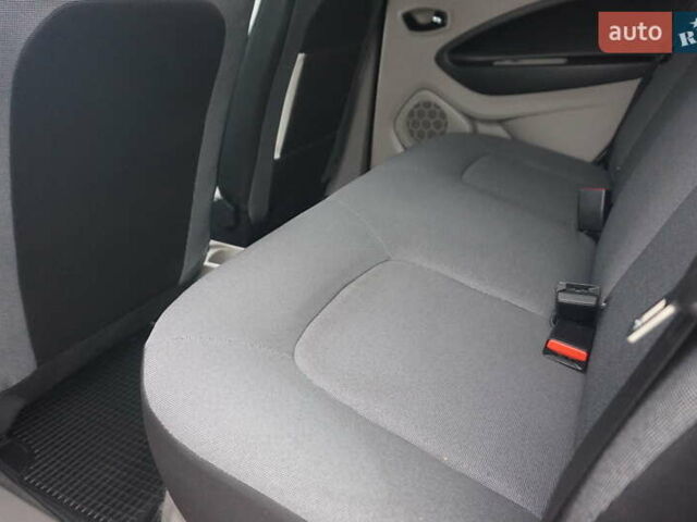 Серый Рено Зое, объемом двигателя 0 л и пробегом 98 тыс. км за 7200 $, фото 45 на Automoto.ua