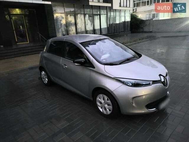 Серый Рено Зое, объемом двигателя 0 л и пробегом 137 тыс. км за 6800 $, фото 2 на Automoto.ua