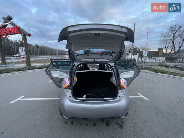 Серый Рено Зое, объемом двигателя 0 л и пробегом 104 тыс. км за 9700 $, фото 19 на Automoto.ua