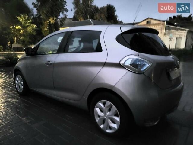 Серый Рено Зое, объемом двигателя 0 л и пробегом 137 тыс. км за 6800 $, фото 3 на Automoto.ua