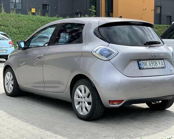 Серый Рено Зое, объемом двигателя 0 л и пробегом 87 тыс. км за 6750 $, фото 7 на Automoto.ua