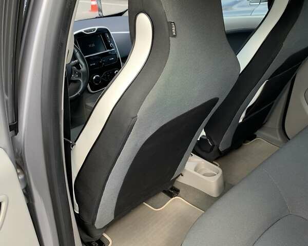 Серый Рено Зое, объемом двигателя 0 л и пробегом 87 тыс. км за 6750 $, фото 36 на Automoto.ua