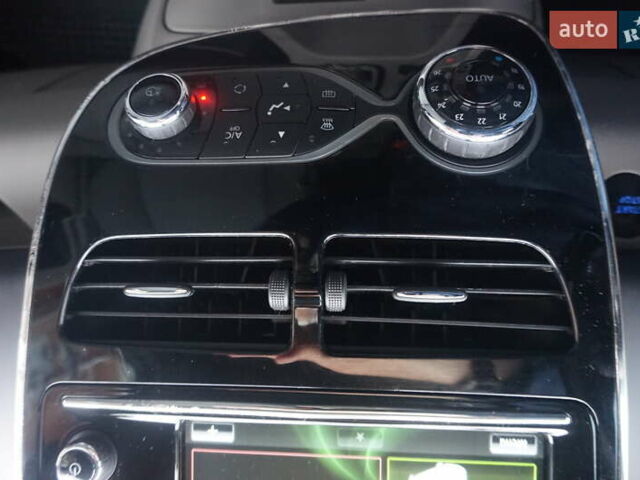 Серый Рено Зое, объемом двигателя 0 л и пробегом 98 тыс. км за 7200 $, фото 34 на Automoto.ua