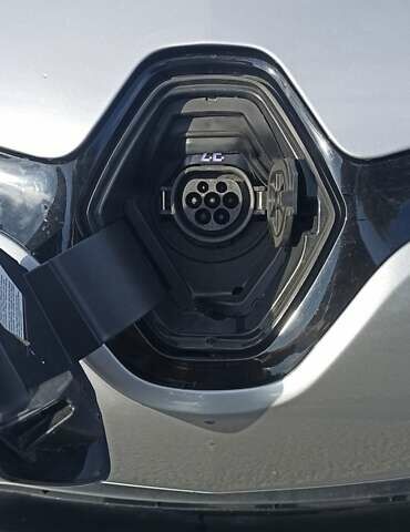 Серый Рено Зое, объемом двигателя 0 л и пробегом 147 тыс. км за 6550 $, фото 4 на Automoto.ua