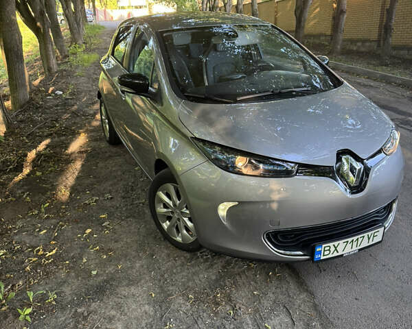 Серый Рено Зое, объемом двигателя 0 л и пробегом 83 тыс. км за 7499 $, фото 1 на Automoto.ua