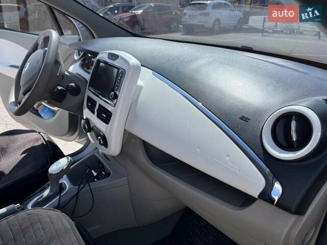 Серый Рено Зое, объемом двигателя 0 л и пробегом 115 тыс. км за 12763 $, фото 18 на Automoto.ua