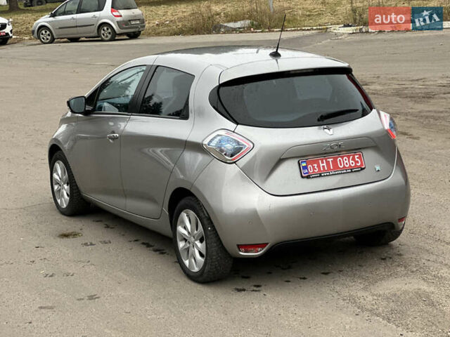 Серый Рено Зое, объемом двигателя 0 л и пробегом 111 тыс. км за 6999 $, фото 11 на Automoto.ua