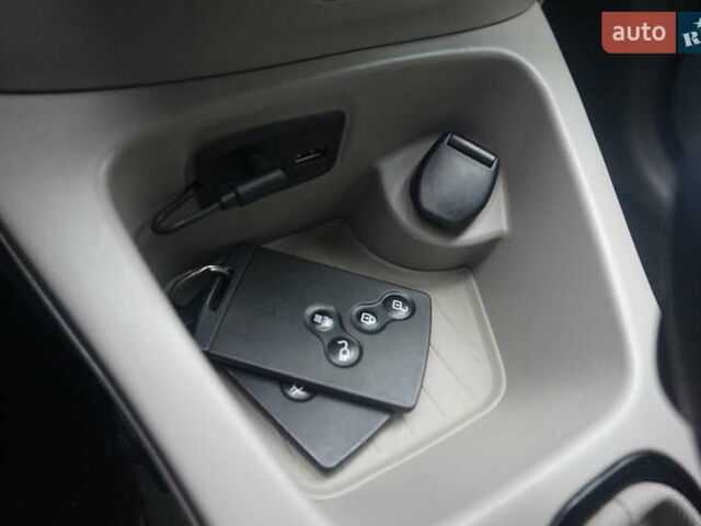 Серый Рено Зое, объемом двигателя 0 л и пробегом 98 тыс. км за 7200 $, фото 35 на Automoto.ua