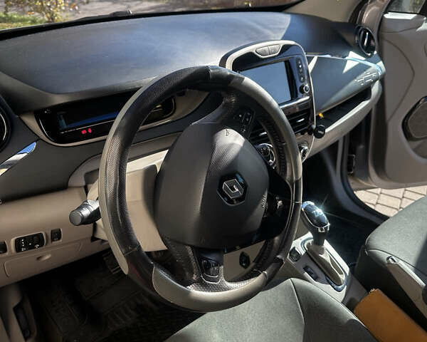 Рено Зое 2015 в Виннице на Automoto.ua Серый Рено Зое, объемом двигателя 0 л и пробегом 126 тыс. км за 7900 $, фото 15 на Automoto.ua