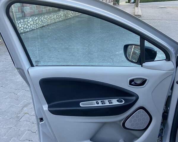Серый Рено Зое, объемом двигателя 0 л и пробегом 74 тыс. км за 7650 $, фото 32 на Automoto.ua