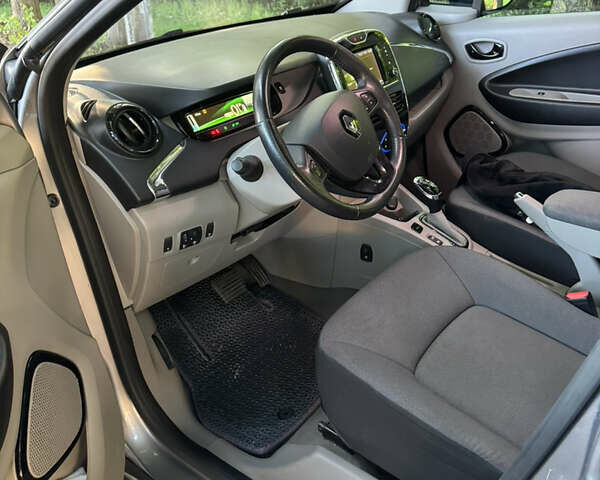 Серый Рено Зое, объемом двигателя 0 л и пробегом 84 тыс. км за 7350 $, фото 7 на Automoto.ua