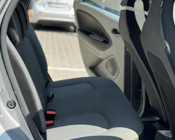 Серый Рено Зое, объемом двигателя 0 л и пробегом 94 тыс. км за 6500 $, фото 12 на Automoto.ua