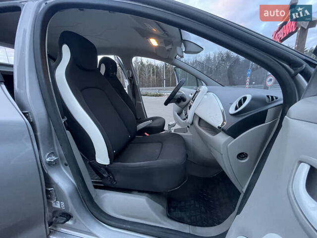 Серый Рено Зое, объемом двигателя 0 л и пробегом 104 тыс. км за 9700 $, фото 25 на Automoto.ua