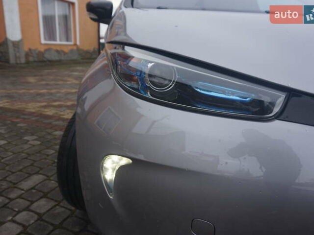 Серый Рено Зое, объемом двигателя 0 л и пробегом 98 тыс. км за 7200 $, фото 22 на Automoto.ua