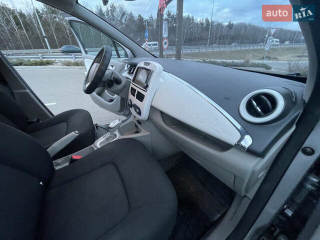 Серый Рено Зое, объемом двигателя 0 л и пробегом 104 тыс. км за 9700 $, фото 26 на Automoto.ua