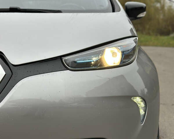 Серый Рено Зое, объемом двигателя 0 л и пробегом 111 тыс. км за 6999 $, фото 19 на Automoto.ua