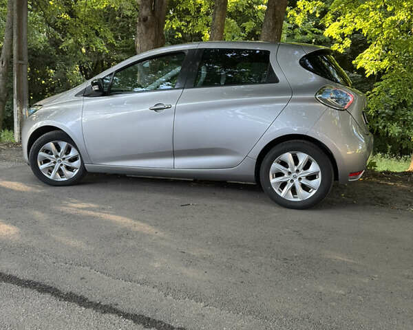Серый Рено Зое, объемом двигателя 0 л и пробегом 83 тыс. км за 7499 $, фото 6 на Automoto.ua