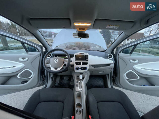 Серый Рено Зое, объемом двигателя 0 л и пробегом 104 тыс. км за 9700 $, фото 21 на Automoto.ua