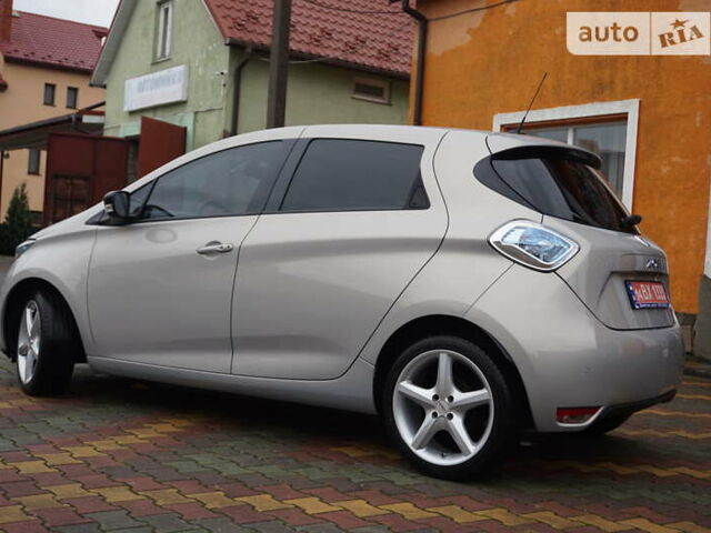 Серый Рено Зое, объемом двигателя 0 л и пробегом 102 тыс. км за 7500 $, фото 10 на Automoto.ua