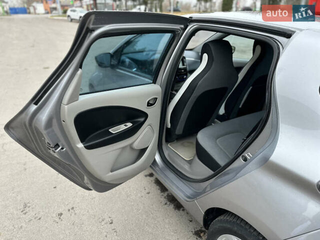 Серый Рено Зое, объемом двигателя 0 л и пробегом 111 тыс. км за 6999 $, фото 25 на Automoto.ua