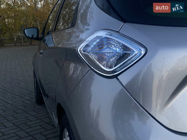 Серый Рено Зое, объемом двигателя 0 л и пробегом 90 тыс. км за 6390 $, фото 10 на Automoto.ua