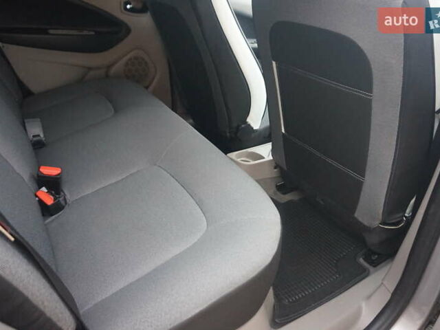 Серый Рено Зое, объемом двигателя 0 л и пробегом 98 тыс. км за 7200 $, фото 42 на Automoto.ua