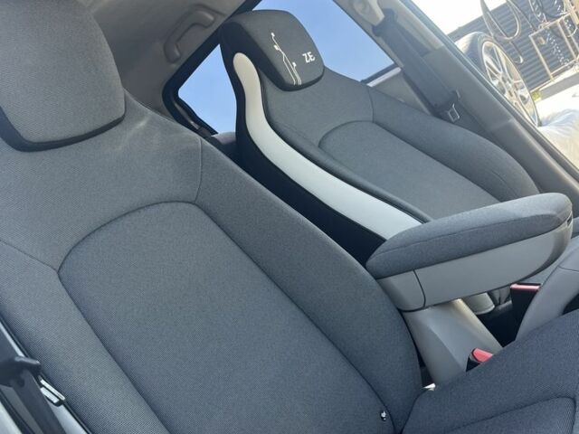 Серый Рено Зое, объемом двигателя 0 л и пробегом 116 тыс. км за 6700 $, фото 20 на Automoto.ua