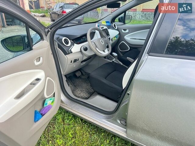 Серый Рено Зое, объемом двигателя 0 л и пробегом 132 тыс. км за 7000 $, фото 5 на Automoto.ua