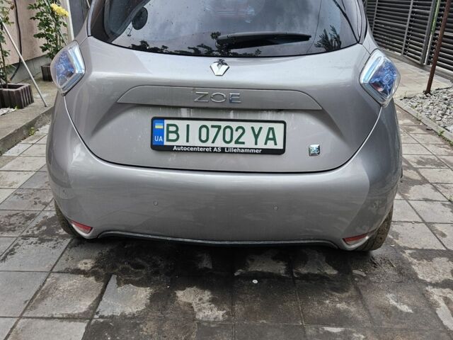 Серый Рено Зое, объемом двигателя 0 л и пробегом 76 тыс. км за 8000 $, фото 3 на Automoto.ua