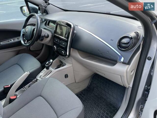 Серый Рено Зое, объемом двигателя 0 л и пробегом 44 тыс. км за 8900 $, фото 72 на Automoto.ua