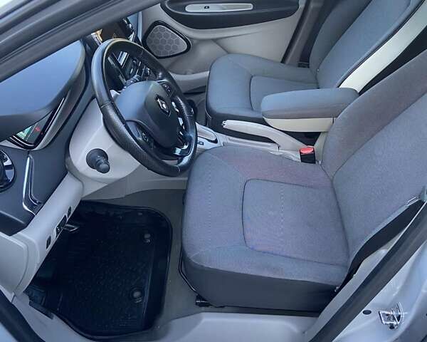 Серый Рено Зое, объемом двигателя 0 л и пробегом 74 тыс. км за 7650 $, фото 33 на Automoto.ua