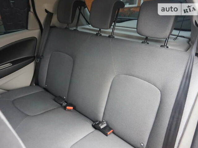Серый Рено Зое, объемом двигателя 0 л и пробегом 102 тыс. км за 7500 $, фото 45 на Automoto.ua