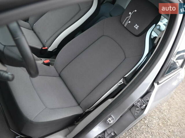 Серый Рено Зое, объемом двигателя 0 л и пробегом 74 тыс. км за 6999 $, фото 26 на Automoto.ua