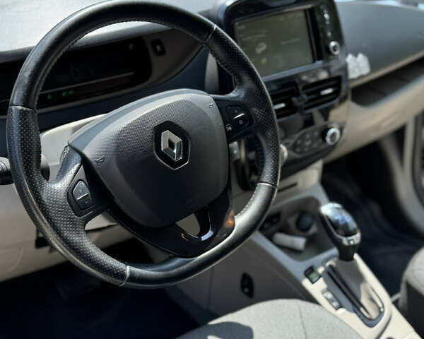 Серый Рено Зое, объемом двигателя 0 л и пробегом 94 тыс. км за 6500 $, фото 20 на Automoto.ua
