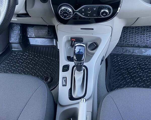 Серый Рено Зое, объемом двигателя 0 л и пробегом 74 тыс. км за 7650 $, фото 25 на Automoto.ua