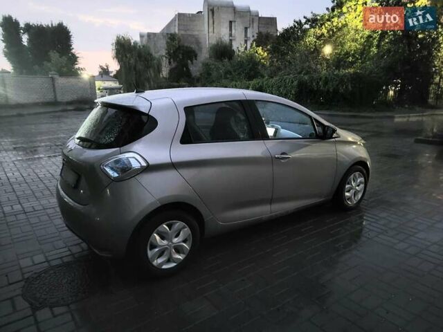 Серый Рено Зое, объемом двигателя 0 л и пробегом 137 тыс. км за 6800 $, фото 7 на Automoto.ua