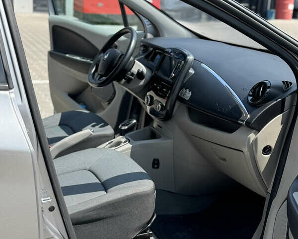 Серый Рено Зое, объемом двигателя 0 л и пробегом 94 тыс. км за 6500 $, фото 17 на Automoto.ua