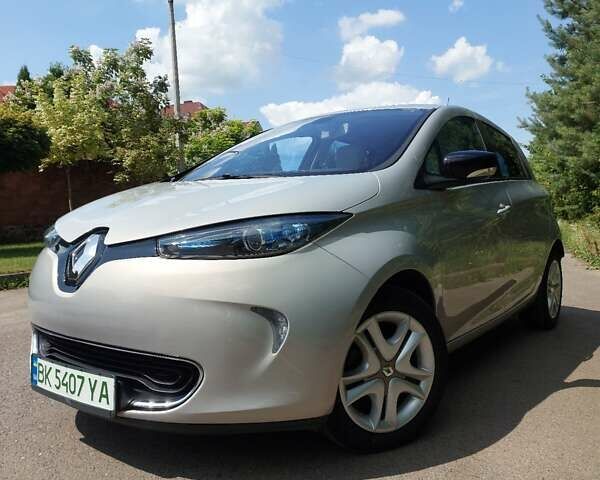Серый Рено Зое, объемом двигателя 0 л и пробегом 69 тыс. км за 7700 $, фото 7 на Automoto.ua