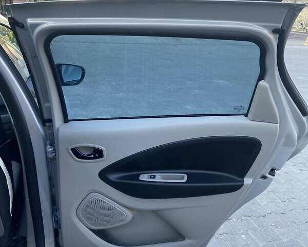 Серый Рено Зое, объемом двигателя 0 л и пробегом 74 тыс. км за 7650 $, фото 34 на Automoto.ua