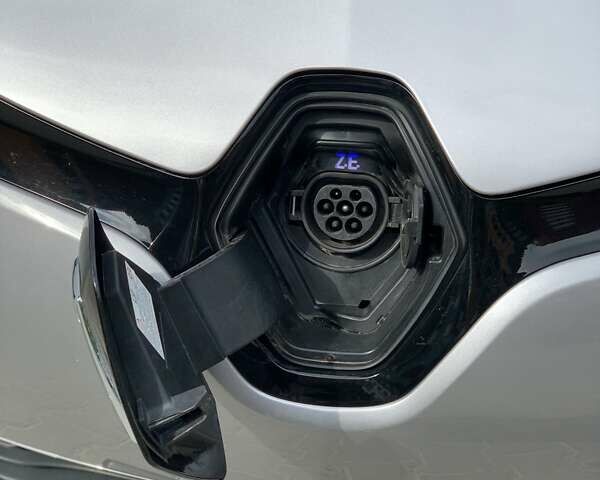 Серый Рено Зое, объемом двигателя 0 л и пробегом 87 тыс. км за 6750 $, фото 10 на Automoto.ua