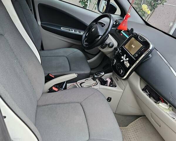 Серый Рено Зое, объемом двигателя 0 л и пробегом 74 тыс. км за 8000 $, фото 5 на Automoto.ua