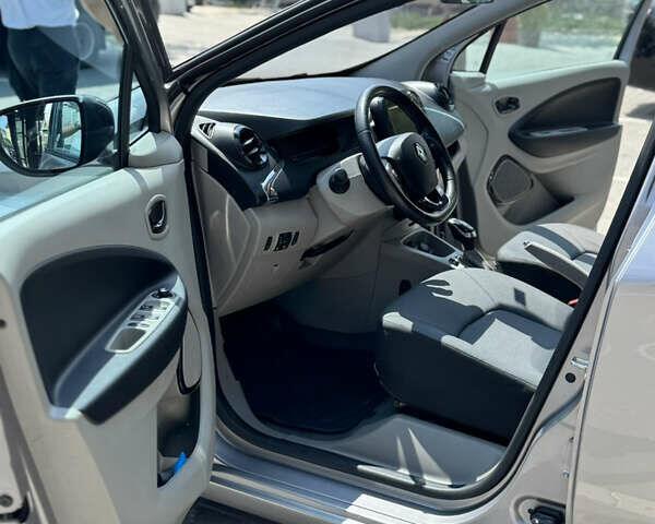 Серый Рено Зое, объемом двигателя 0 л и пробегом 94 тыс. км за 6500 $, фото 18 на Automoto.ua