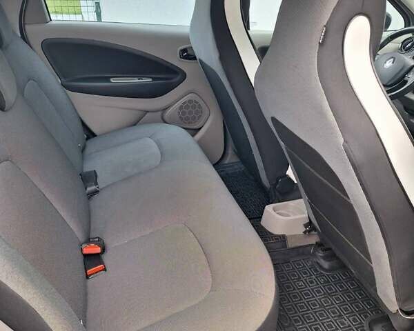 Серый Рено Зое, объемом двигателя 0 л и пробегом 86 тыс. км за 7700 $, фото 19 на Automoto.ua