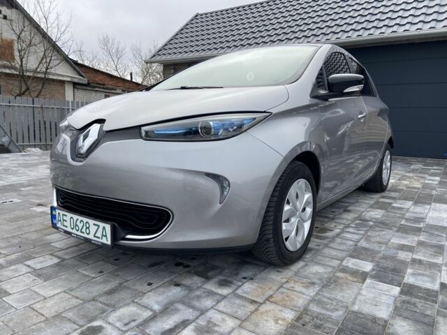 Серый Рено Зое, объемом двигателя 0 л и пробегом 142 тыс. км за 9000 $, фото 3 на Automoto.ua